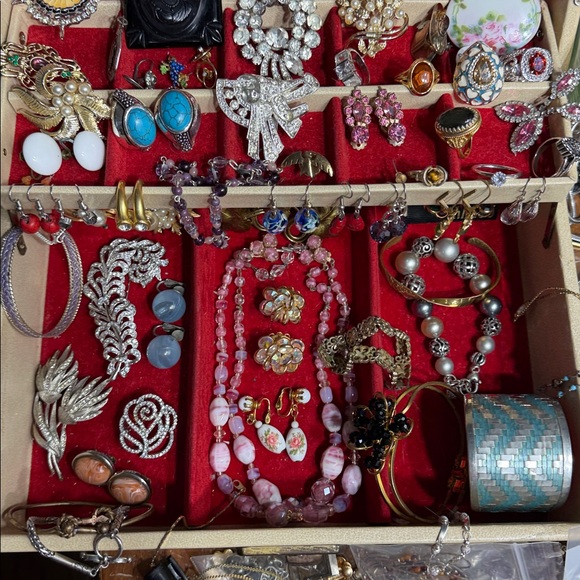 Wonders found “ vintage jewelry” for a poshmark show only at 6PM ET - Picture 4 of 5